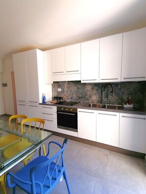 Fridge, oven, stovetop, dishwasher