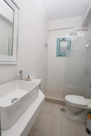 Free toiletries, hair dryer, towels, toilet paper - Aloe Comfort House by KHI Collection (Kythnos)