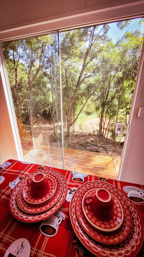 Suite | Privékeuken | Een koelkast, een kookplaat, kookgerei, borden en bestek