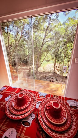 Refrigerador, placa de cocina, utensilios de cocina. Pousada Jardim Encantado