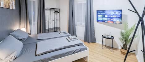 4 bedrooms, desk, free WiFi, bed sheets