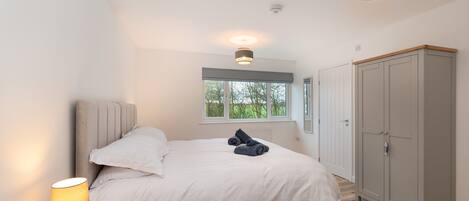 4 bedrooms, iron/ironing board, travel crib, internet