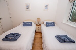 4 bedrooms, iron/ironing board, travel cot, Internet - Tarka Summerhouse - Four Bedroom House, Sleeps 8 (Woolacombe)