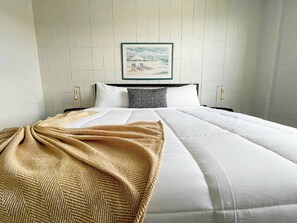 Desk, iron/ironing board, free WiFi, bed sheets - Sleepover | Vibrant 1BD/1BA + Gym - Cincinnati (Cincinnati)
