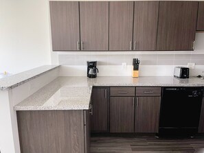 Fridge, microwave, oven, stovetop - Sleepover: Vibrant 1BD/1BA + Gym - Cincinnati (Cincinnati)