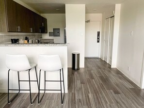 Interior - Sleepover: Vibrant 1BD/1BA + Gym - Cincinnati (Cincinnati)