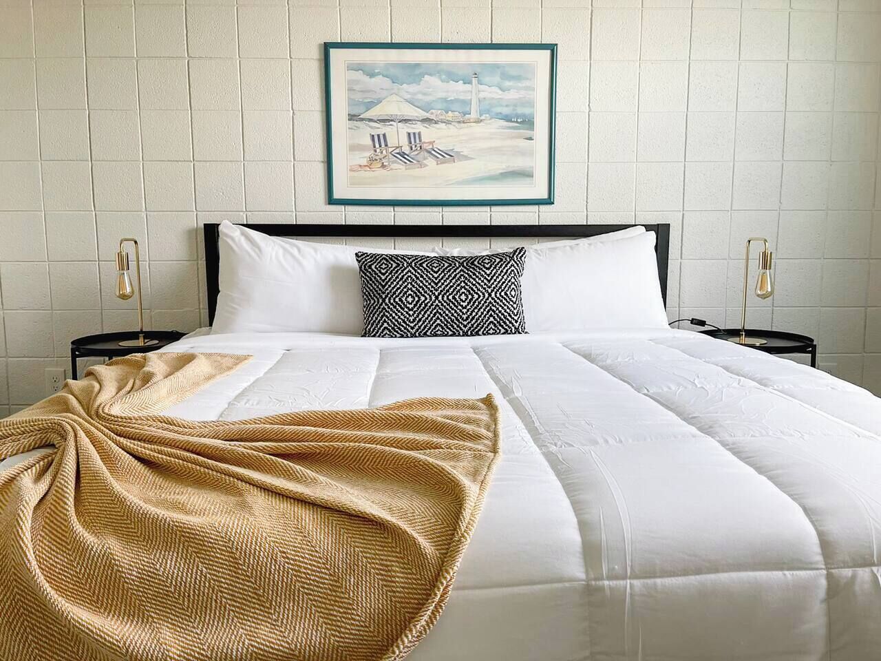 Skrivebord, strykejern/-brett, wi-fi (inkludert) og sengetøy