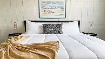 Een bureau, een strijkplank/strijkijzer, gratis wifi, beddengoed