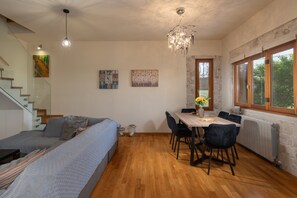 Dining - Cosy stone Villa with breathtaking  Mountain View . Nature & eco Friendly !
 (Keramoutsi)