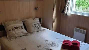 3 bedrooms, travel crib, free WiFi, bed sheets
