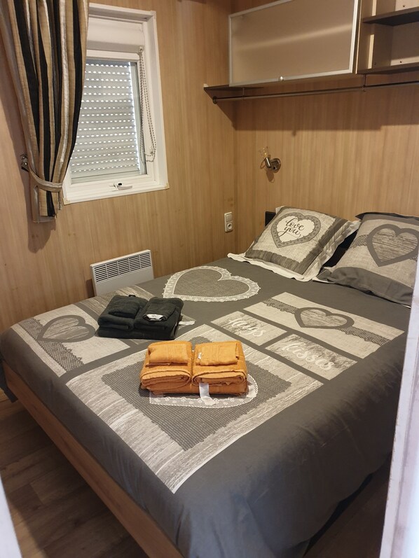 3 bedrooms, travel cot, free WiFi, bed sheets