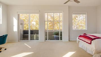 3 bedrooms, desk, iron/ironing board, travel crib