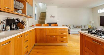 Dreamy modern 3bd/3ba house by beach. Rooftop deck/hot tub!