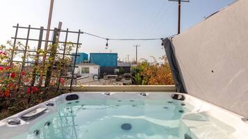 Bañera de hidromasaje al aire libre