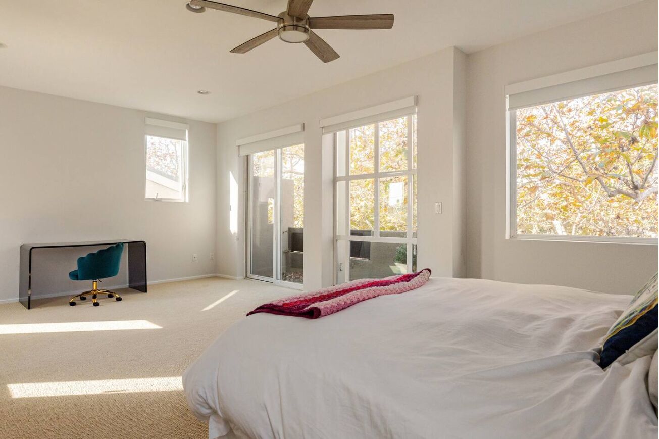 3 chambres, bureau, fer et planche à repasser, lit parapluie