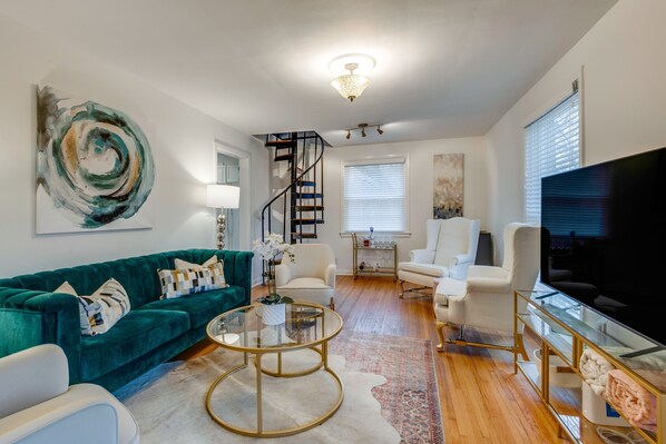 Smart TV, books - Quaint East Nash home with second living space. (Nashville)