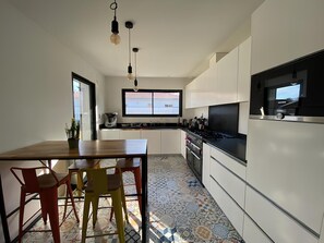 Micro-ondes, four, plaque de cuisson, lave-vaisselle