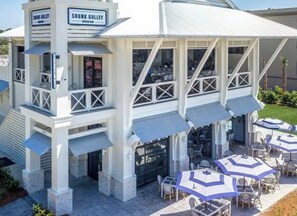 Un restaurant situé en bord de mer, doté d’une terrasse et d’un patio couvert.