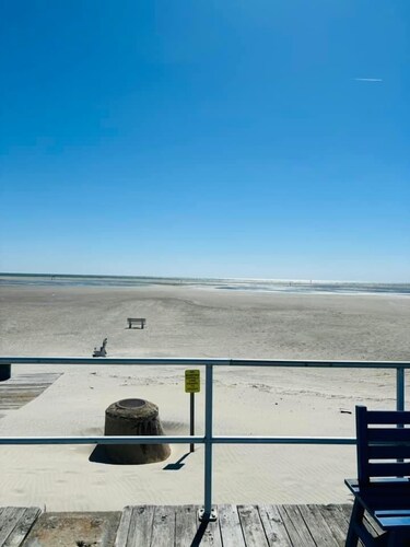 Beach Ball Bliss 1.5 blocks from beach 3 bed 2.5 bath