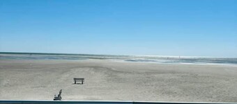 Beach Ball Bliss 1.5 blocks from beach 3 bed 2.5 bath