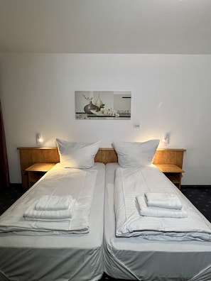 Habitación básica con 1 cama doble o 2 individuales, vistas al jardín | Tabla de planchar con plancha, wifi gratis, ropa de cama