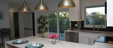 冰箱、微波炉、烤箱、炉灶