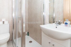 Basic Apartment | Bathroom - Brilliantly Located 2BD Flat Heart of Edinburgh! (Edinburgh)