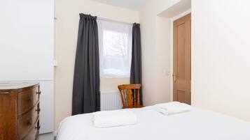 2 habitaciones, tabla de planchar con plancha y ropa de cama