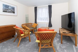 Basic-Apartment | Wohnbereich | Fernseher