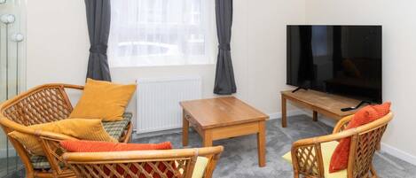 Eenvoudig appartement | Woonruimte | Televisie