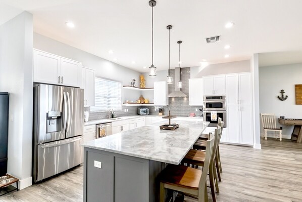 Frigorifero, microonde, forno, piano cottura