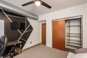 2 bedrooms, iron/ironing board, travel cot, free WiFi