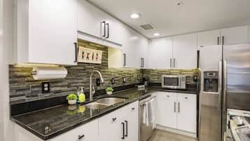 Een koelkast, een magnetron, een oven, een kookplaat