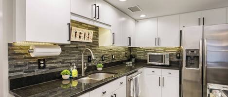 冰箱、微波炉、烤箱、炉灶