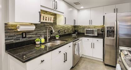 Modern 2BR Condo w/ Parking | Heart of Short North