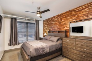 2 slaapkamers, een bureau, een strijkplank/strijkijzer, wifi