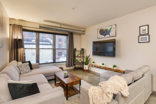 Modern 2BR Condo w/ Parking | Heart of Short North