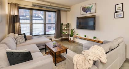Modern 2BR Condo w/ Parking | Heart of Short North