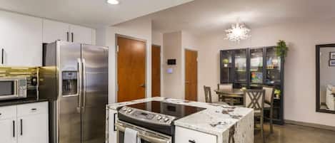 Réfrigérateur, four à micro-ondes, un four, surface de cuisson