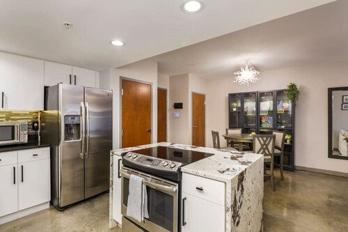 Modern 2BR Condo w/ Parking | Heart of Short North