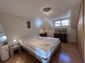 2 chambres, fer et planche à repasser