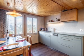 Kylskåp, mikrovågsugn, ugn och spishäll