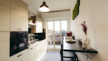 Frigorifero, forno, piano cottura, bollitore elettrico