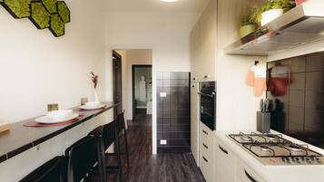 Kühlschrank, Ofen, Herdplatte, Wasserkocher