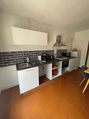 Een koelkast, een microgolfoven, een oven, een kookplaat