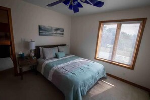 5 bedrooms, desk, travel cot, WiFi - Sunny with a chance of Golfballs (Kitty Hawk)