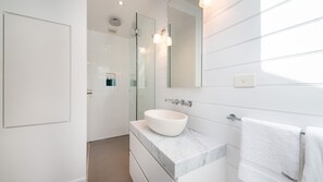 Dusche, Haartrockner, Handtücher