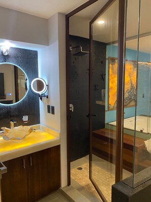 Sèche-cheveux, serviettes fournies, savon, papier toilette