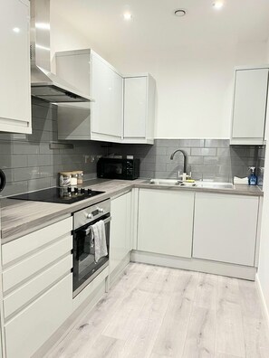 Kühlschrank, Mikrowelle, Ofen, Herdplatte