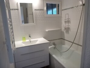 Douche, sèche-cheveux, savon, papier toilette